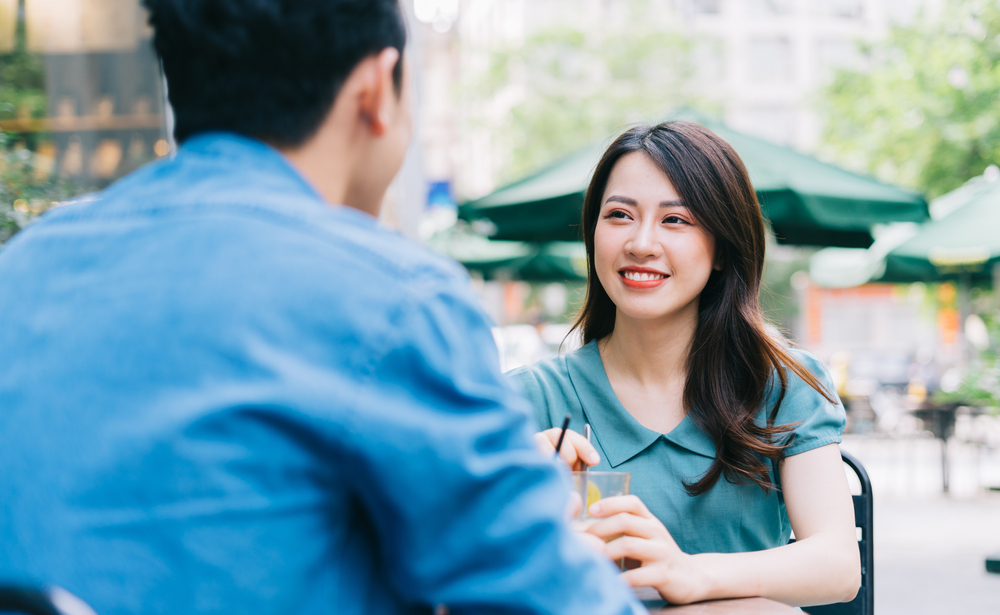 女性の行動や持ち物を観察して話題を作る