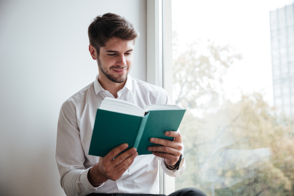 20代女性が好きそうな雑誌を読む